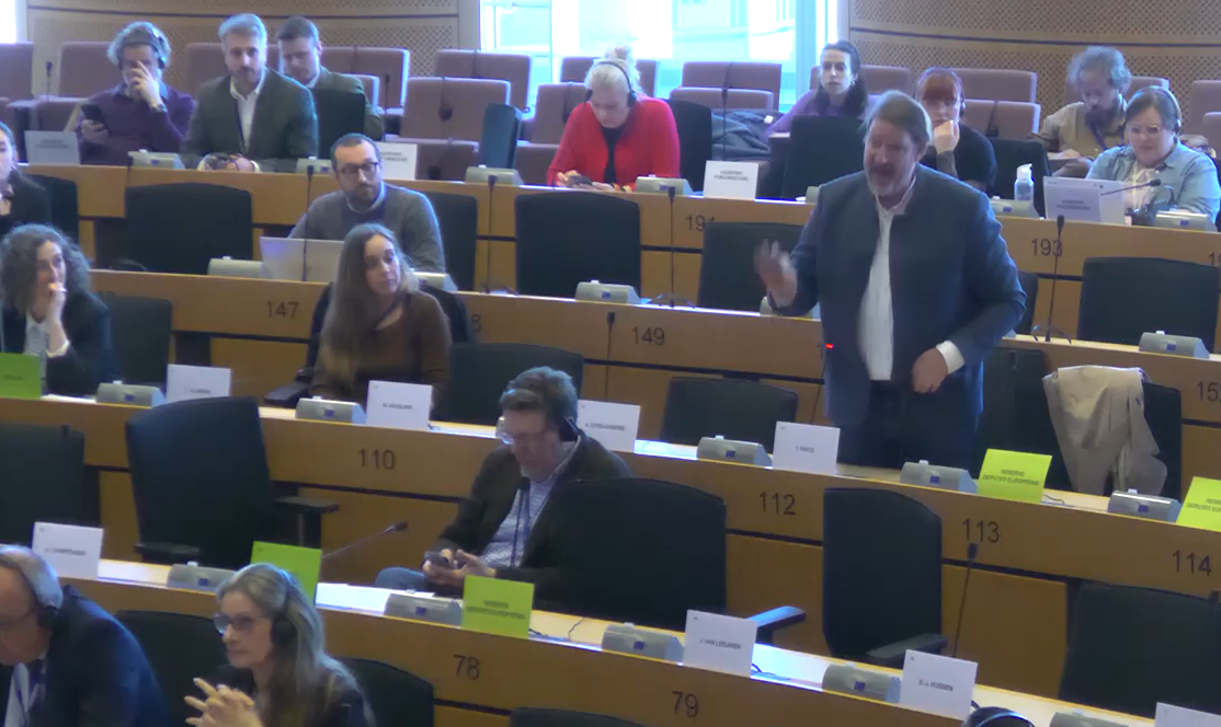 69bbc11a8c54a_Waitz-applause-3